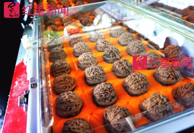 文玩核桃遇冷由幾萬(wàn)一對(duì)降到5元沒(méi)人要？商戶否認(rèn)