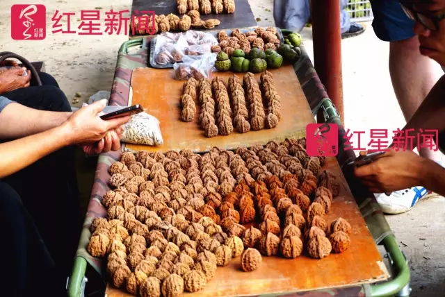 文玩核桃遇冷由幾萬(wàn)一對(duì)降到5元沒(méi)人要？商戶否認(rèn)
