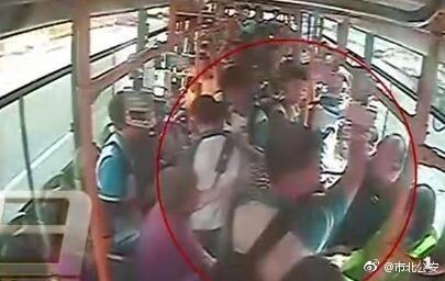 視頻截圖：青島男子嫌讓座慢腳踹掌摑學(xué)生。圖片來(lái)源：青島市公安局市北分局官方微博