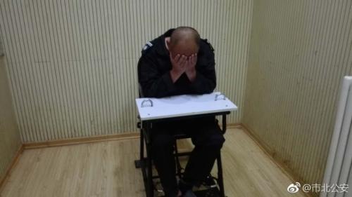  打人男子。圖片來(lái)源：青島市公安局市北分局官方微博