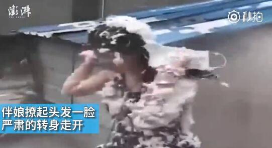 視頻中可以看到，雖然伴娘事先有穿雨衣防備，但在被伴郎團(tuán)圍攻時，雨衣被拔下，更過分的是，有人還用滅火器直接對著她的臉噴。后來伴娘好像是生氣了，撩起頭發(fā)一臉嚴(yán)肅的轉(zhuǎn)身走開。