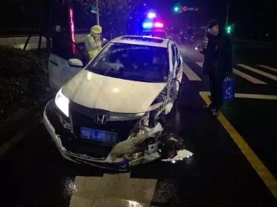 今天凌晨，杭州一對環(huán)衛(wèi)工夫婦被車撞進(jìn)錢塘江