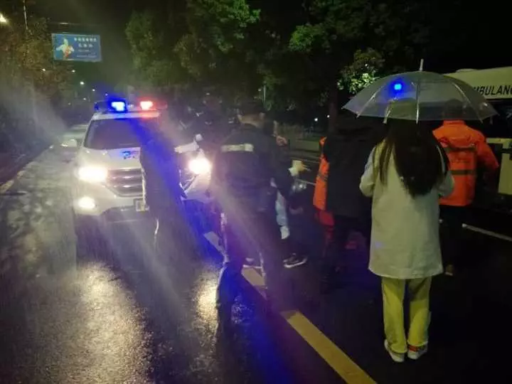 今天凌晨，杭州一對環(huán)衛(wèi)工夫婦被車撞進(jìn)錢塘江