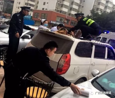 ▲女子跌落至一面包車車頂，民警和醫(yī)護(hù)人員將其救下。