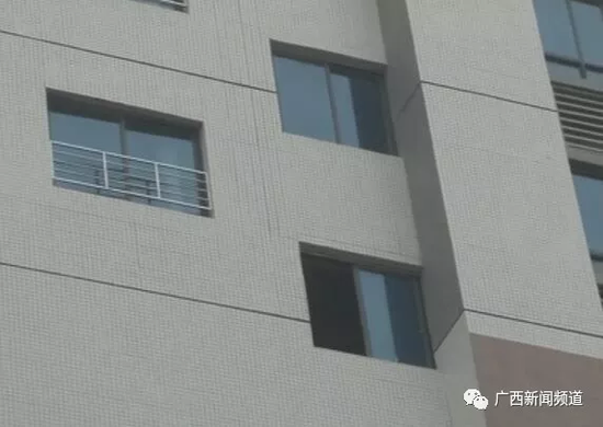 12日上午，經(jīng)過醫(yī)院治療后，女子華某已經(jīng)清醒，并能開口說話。華某對(duì)民警說：