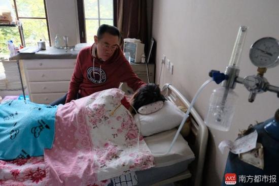 氧氣的轟隆聲，一刻不停地在這個家里“吵”了九年多。（羅逸爵 攝）