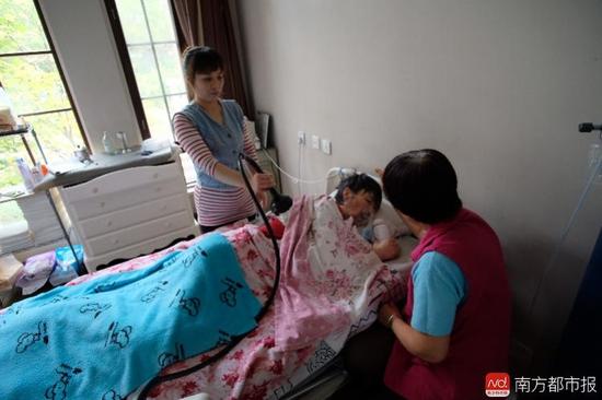 每次排痰，張津華就會癲癇發(fā)作，這是她腦部僅有的電信號。（羅逸爵 攝）