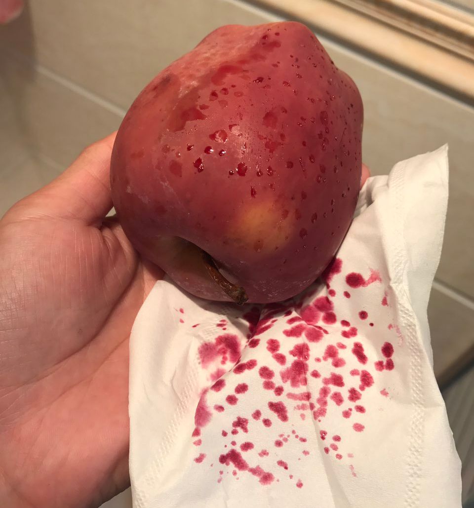 嚇懵！女子用熱水泡蘋果結(jié)果冒出血珠 咋回事？