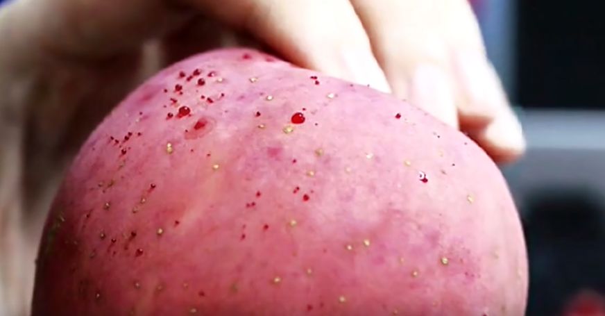 嚇懵！女子用熱水泡蘋果結(jié)果冒出血珠 咋回事？