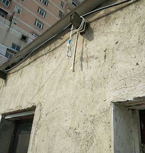 懸掛的登山繩子和房梁。