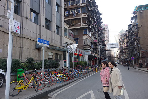 上海路的兩邊，大多是一些老房子。