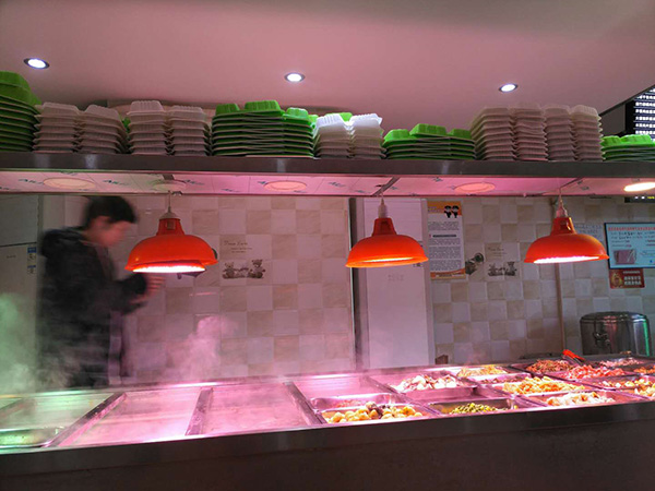 羅正宇經(jīng)常去的炸醬面館，中午和晚上有盒飯吃。