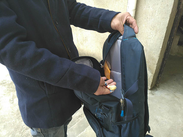 羅正宇的藍色背包，只剩下一塊錢和一顆大白兔奶糖。