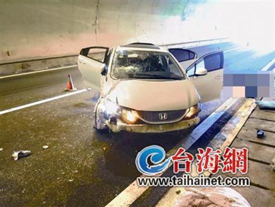 小車在龍巖高速隧道內(nèi)翻車，擋風(fēng)玻璃脫落。 臺(tái)海網(wǎng) 圖