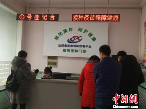 當(dāng)日，山西省疾病預(yù)防控制中心門診部擠滿了前來接種和咨詢四價宮頸癌疫苗的女性。 范麗芳 攝