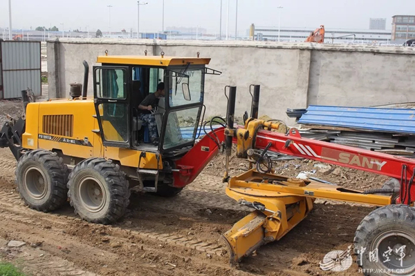 空軍找上藍翔技校聯(lián)合培訓(xùn)：為的就是挖掘機