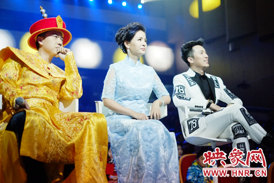 當晚產(chǎn)生的冠亞軍，陳琨（中）、劉雯（右）、郭嘉寧