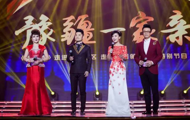 主持人：白燕升、龐曉戈、關(guān)楓、熱娜·古麗（從右到左）