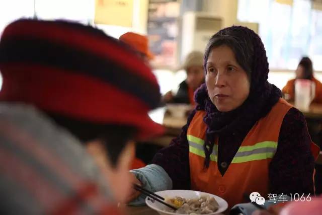 部分環(huán)衛(wèi)工在下班后來到76人老燴面吃到熱乎乎的餃子。