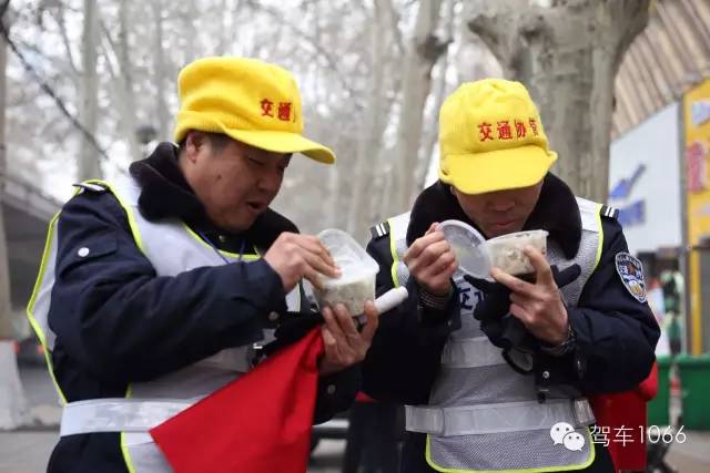 1066小分隊(duì)和志愿者來到金水路文化路，給這里執(zhí)勤的交警和協(xié)管送去暖心餃子。