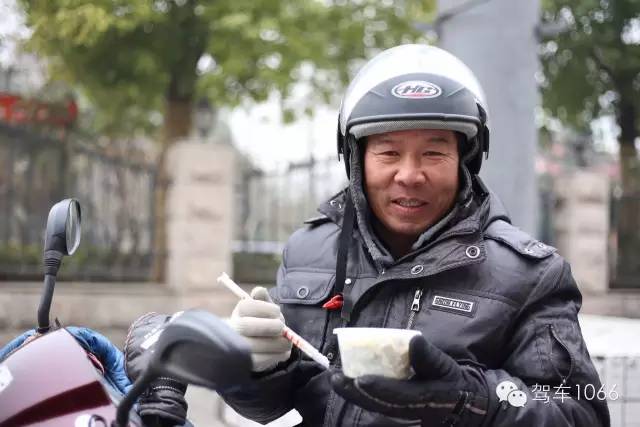 1066小分隊(duì)來到紫荊山（摩的司機(jī)、出租車司機(jī)、市民)，給他們送去餃子。