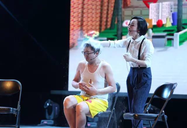 隨后一秒鐘，畫風(fēng)突變，楊奕遭夢(mèng)茹慘虐！