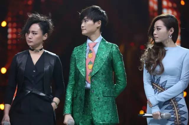 李宇春、周筆暢、張靚穎湖南臺跨年晚會同框