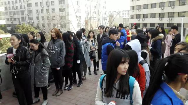 還沒(méi)開(kāi)始時(shí)大家已經(jīng)開(kāi)始有序排隊(duì)了，棒棒噠！