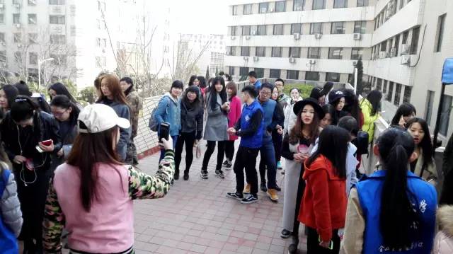 還沒(méi)開(kāi)始時(shí)大家已經(jīng)開(kāi)始有序排隊(duì)了，棒棒噠！