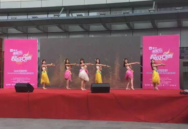 伴隨著舞蹈演員們的開場，比賽在上午10點半正式拉開序幕