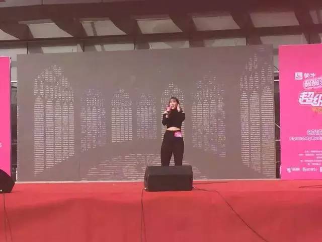 這pose一看就是在飆高音，猜猜看她唱的是哪首歌？