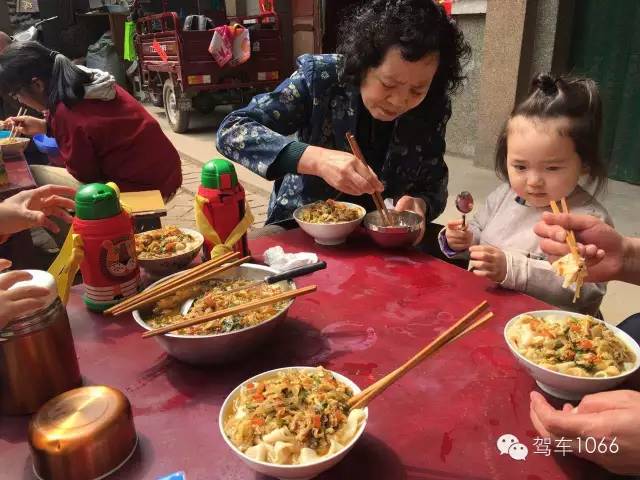 據(jù)說(shuō)手搟面和柴雞蛋更配哦！