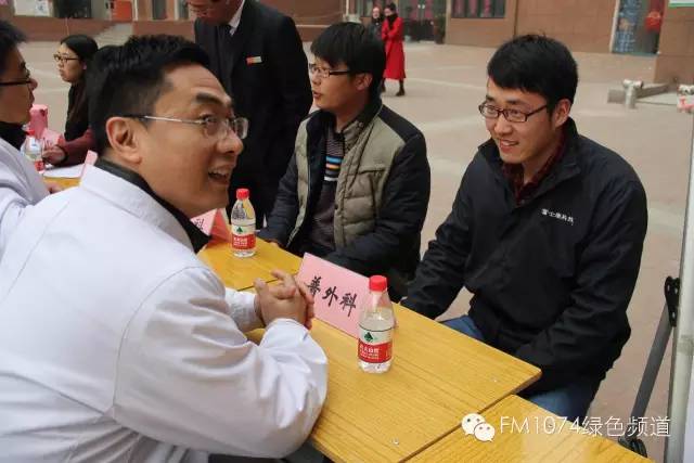 看這位小伙兒，跟我們的醫(yī)生都聊嗨了……