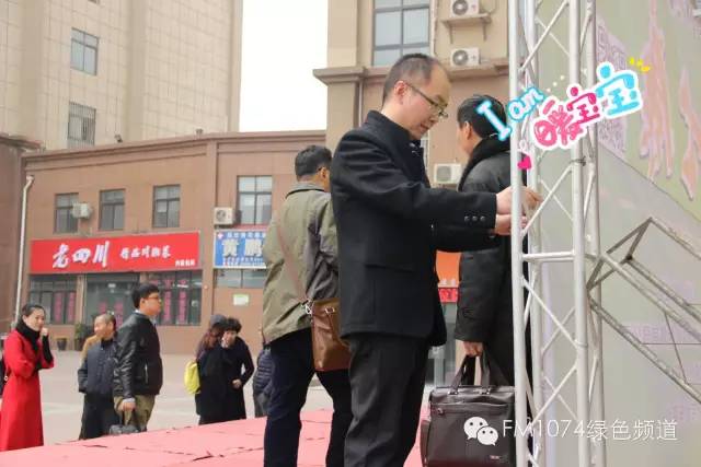 寒江副總監(jiān)親力親為，事無巨細。偶像真是暖暖惹人愛呢！