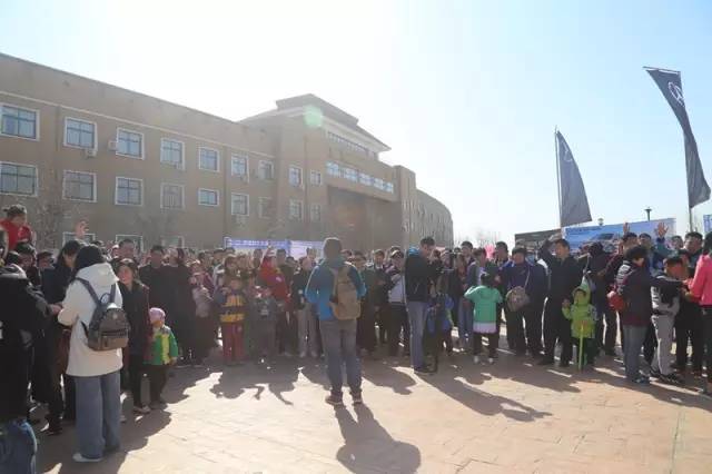 主持人胖達(dá)帶領(lǐng)魚(yú)油們進(jìn)行抽獎(jiǎng)環(huán)節(jié)，禮物大大滴呦！