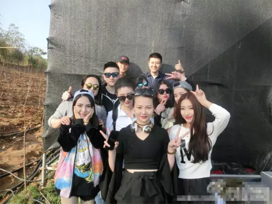 能認(rèn)出幾位超女？王佳月和其他兩位超女本周就要前往長沙咯