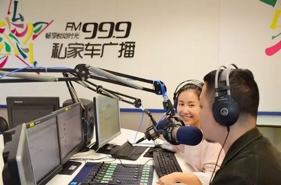 美女嘉賓來做客直播間，麥姐看莫非的眼神，嘖嘖，愛一個人是什么感覺？