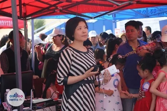 976老大木子一手手機(jī)一手對(duì)講一臉嚴(yán)肅，這是有多緊張呢？