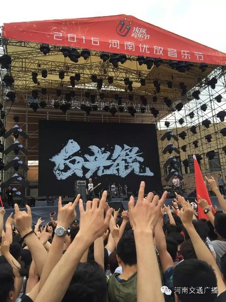 這么多朋友！默契的舉著一個(gè)手勢(shì)！