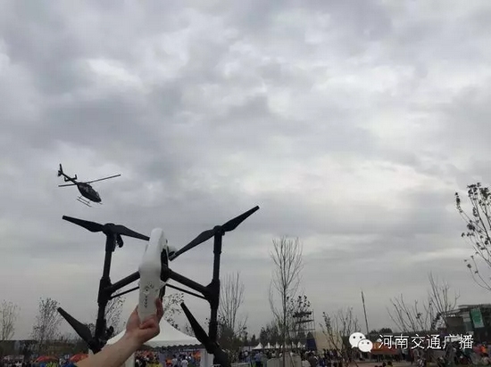 你以為音樂(lè)節(jié)只有音樂(lè)嗎？交廣號(hào)和無(wú)人機(jī)也在哦，看見(jiàn)它就揮揮手吧！