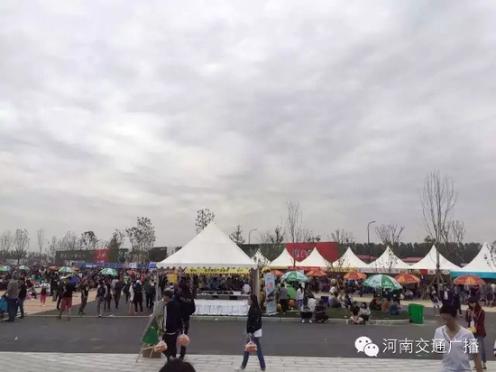 雖然天空已經(jīng)烏云密布，但大家的熱情絲毫不減！