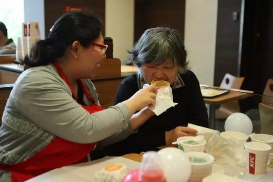 我還未長(zhǎng)大，你卻已白了頭發(fā)，我要珍惜和媽媽在一起的每一刻