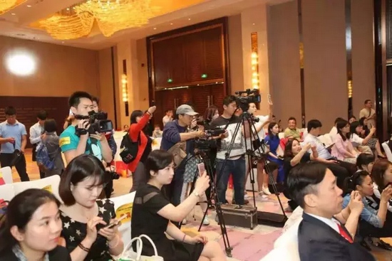 一時相機(jī)、攝像機(jī)齊閃