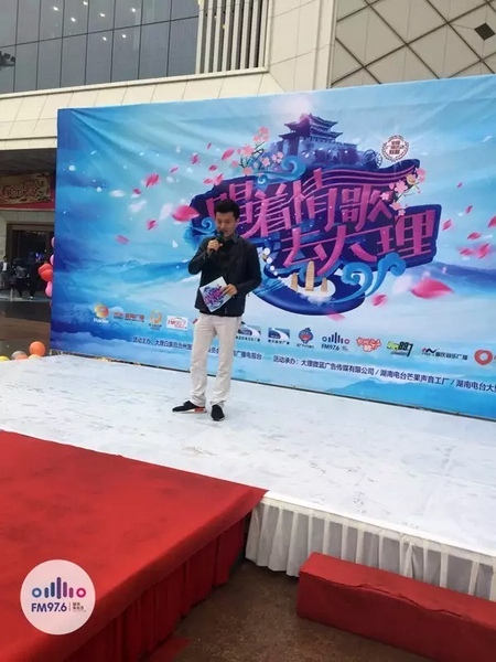 路飛冒雨主持，心中火熱的根本不需要雨傘啦！