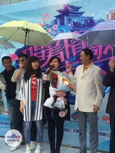 海波瞞著妻子，請來妻子的家人，耿梅驚喜感動，喜極而泣~