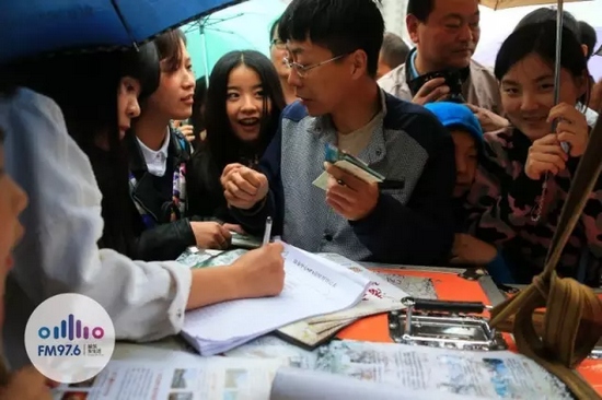 現(xiàn)場觀眾被臺上的浪漫氣氛感染，紛紛報名參加現(xiàn)場表白。