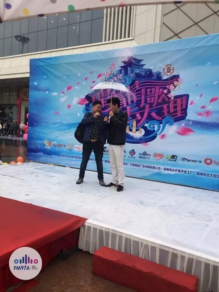 這位男士向遠在家鄉(xiāng)的妻子隔空表白，勇氣真是大大的，您對妻子的愛，已經(jīng)超越萬水千山。