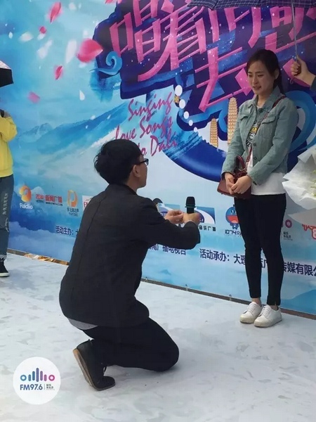 蘇世龍手捧戒指，單膝跪地向夢夢求婚，夢夢激動的說不出話來，點頭答應~