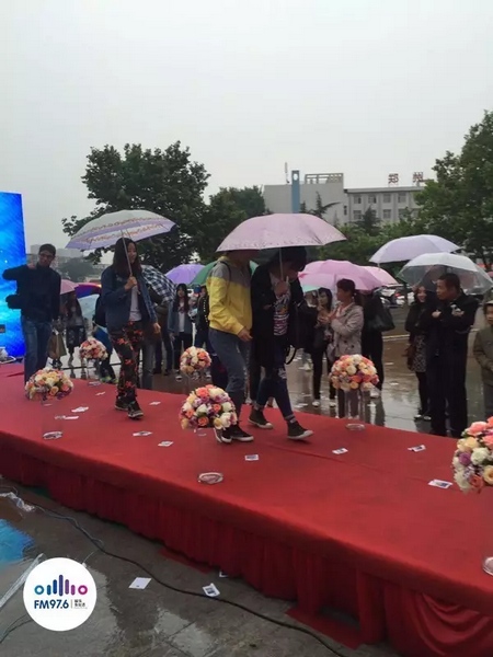 　　好友從屏幕后面走出來，他們特意從陜西、平頂山趕來為兩人送出祝福。