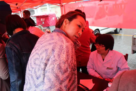 了解到有老人看病不方便，河南電臺1074綠色頻道活動小組欒老師將醫(yī)生請到老人身邊，親自為她診斷。